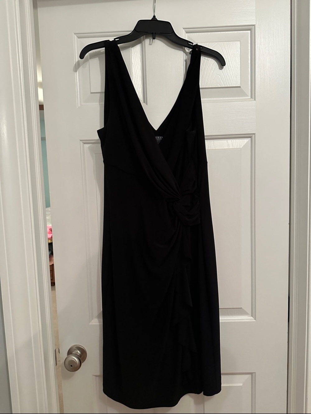 Classic Black V-Neck Sleeveless Dress with Twist Detail